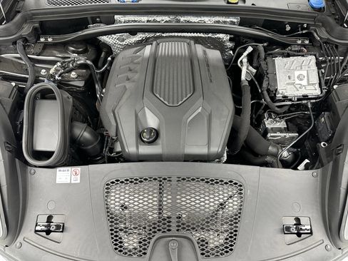 Certified 2025 Porsche Macan image 56