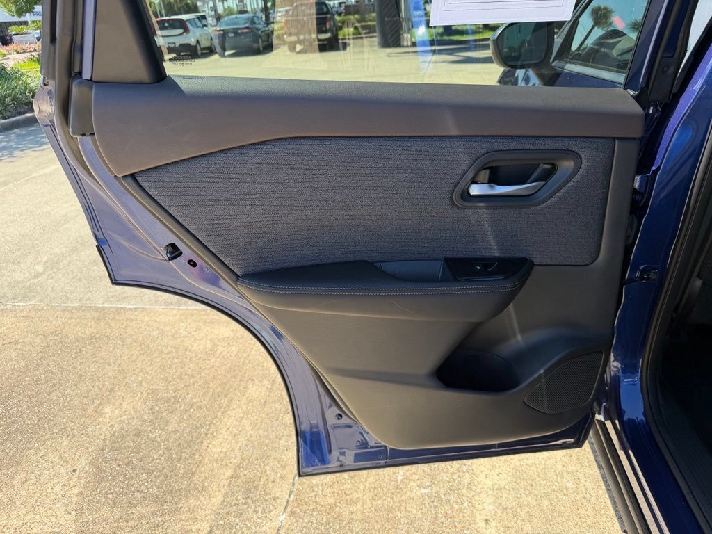 Used 2023 Nissan Rogue SV FWD image 11
