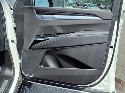 Used 2025 Cadillac Escalade ESV Premium Luxury RWD image 12