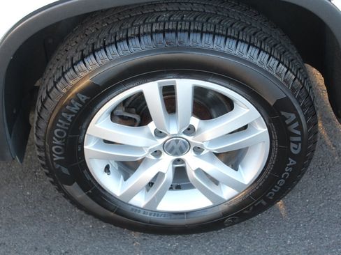 Used 2017 Volkswagen Tiguan S image 25