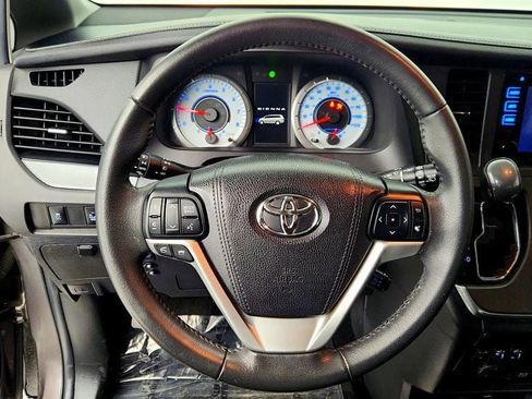 Used 2017 Toyota Sienna SE Premium FWD image 14