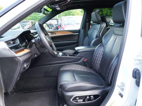 Used 2024 Jeep Grand Cherokee L Summit AWD/4WD image 3