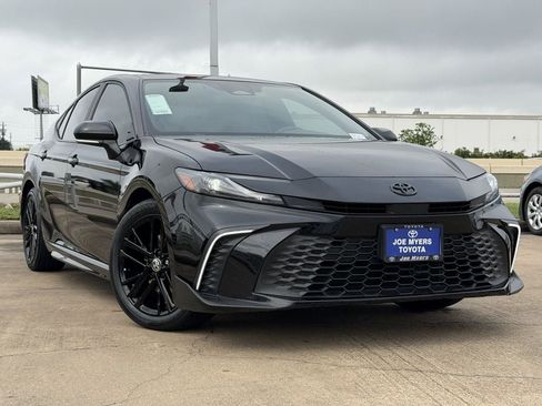 Used 2025 Toyota Camry SE FWD image 2