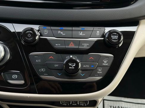Used 2023 Chrysler Pacifica Touring-L FWD image 43