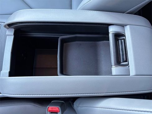 Used 2025 Toyota Highlander XLE image 24