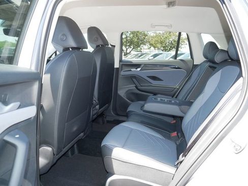 Certified 2025 Volkswagen Tiguan SE AWD/4WD image 17