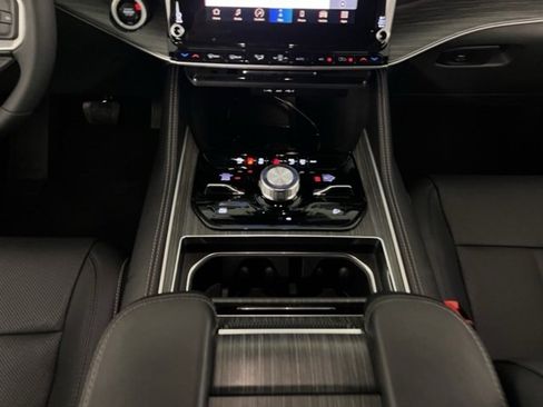 Used 2023 Jeep Wagoneer L Series III w/ Preferred Equipment Group image 17