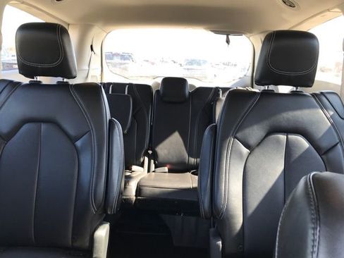 Used 2024 Chrysler Pacifica Touring-L image 9