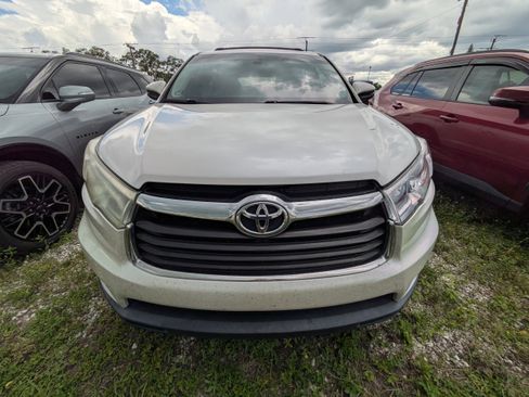 Used 2016 Toyota Highlander LE FWD image 3