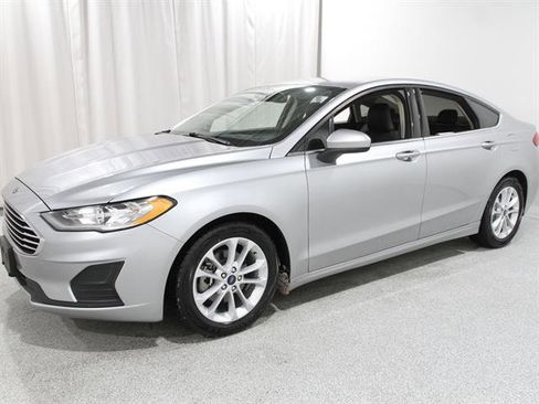 Used 2020 Ford Fusion SE image 3