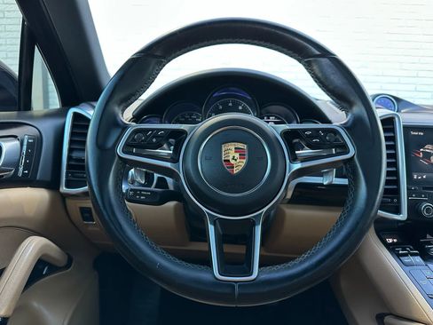 Used 2018 Porsche Cayenne Platinum Edition image 28