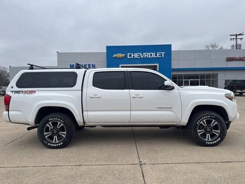 Used 2016 Toyota Tacoma 4x4 Double Cab image 2