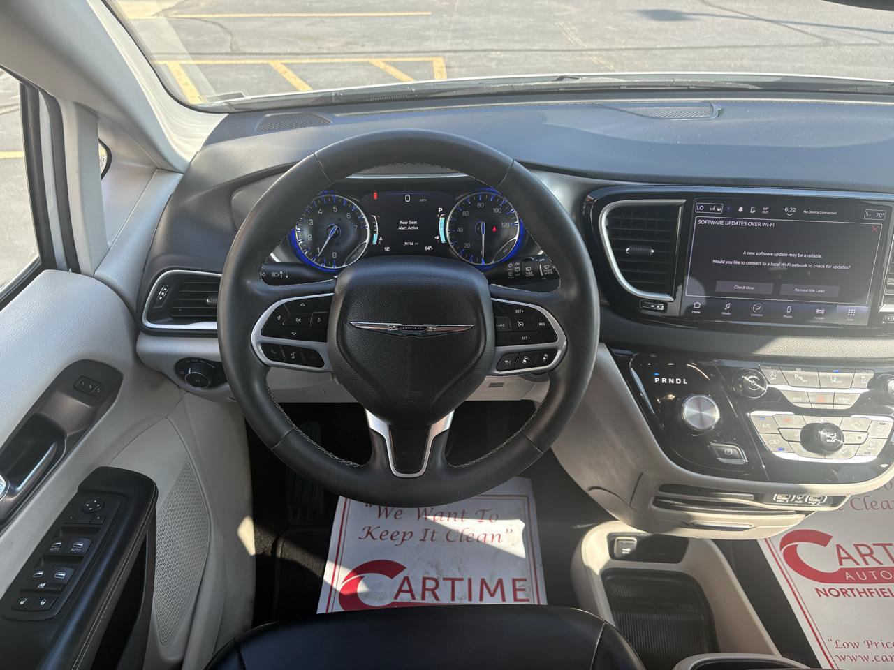 Used 2023 Chrysler Pacifica Touring-L FWD image 10