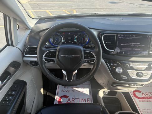 Used 2023 Chrysler Pacifica Touring-L FWD image 10