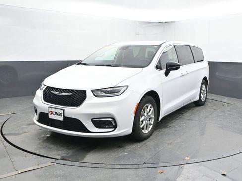 Used 2024 Chrysler Pacifica Touring-L image 5