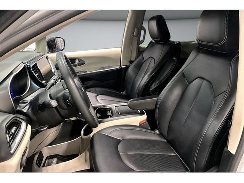 Used 2024 Chrysler Pacifica Touring-L FWD image 33