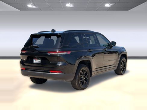Used 2025 Jeep Grand Cherokee Altitude AWD/4WD image 9