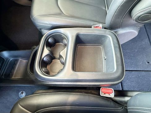 Used 2025 Chrysler Pacifica Select FWD image 24