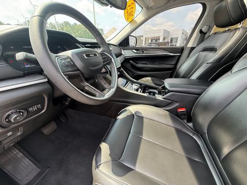 Used 2023 Jeep Grand Cherokee Limited AWD/4WD image 20