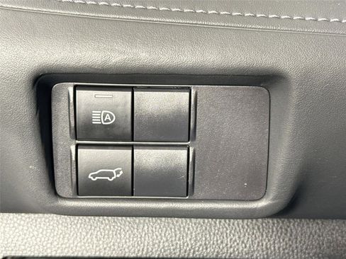 Used 2022 Toyota Highlander LE FWD image 13