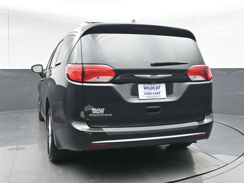 Used 2018 Chrysler Pacifica Touring-L image 6