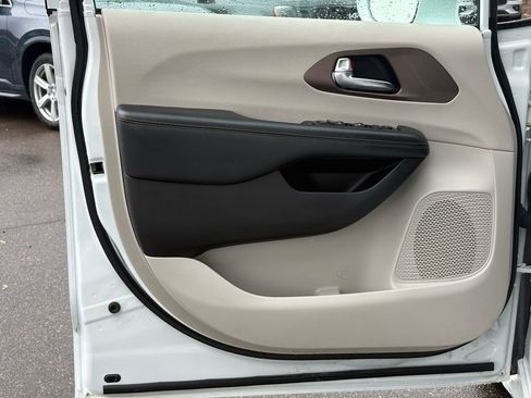Used 2019 Chrysler Pacifica Touring-L FWD image 30