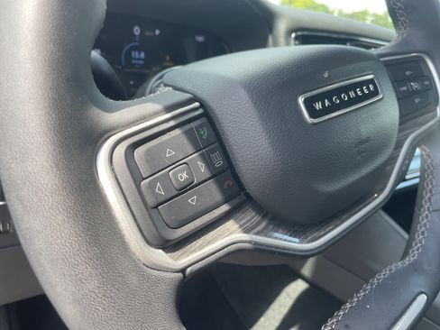 Used 2022 Jeep Wagoneer Series III w/ Premium Group I AWD/4WD image 13