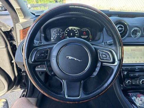 Used 2018 Jaguar XJ R-Sport RWD image 14