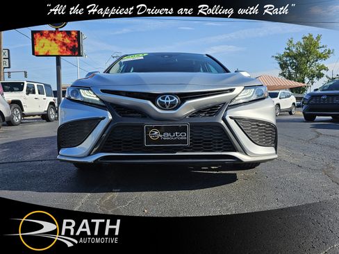 Used 2021 Toyota Camry XSE image 3