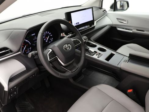 Used 2025 Toyota Sienna XLE FWD image 13