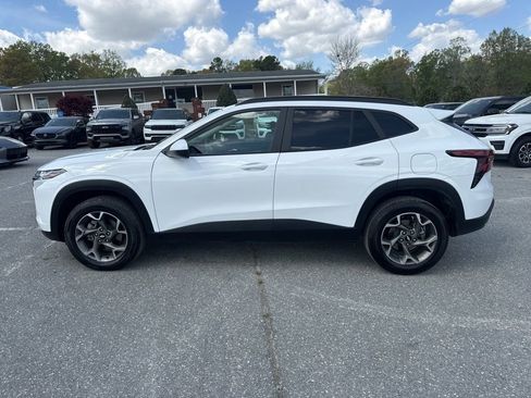 Used 2025 Chevrolet Trax LT image 2