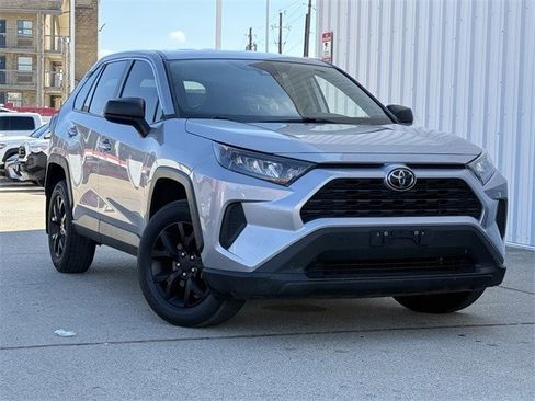 Used 2022 Toyota RAV4 LE image 2