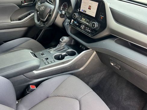 Used 2023 Toyota Highlander LE image 17