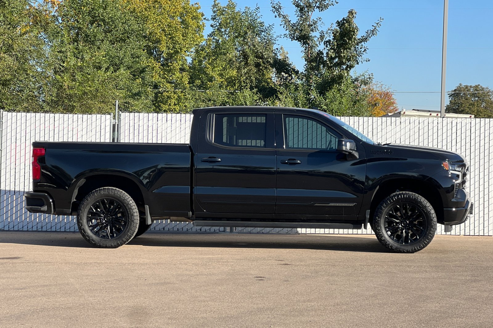 Used 2026 Chevrolet Silverado 1500 High Country w/ Midnight Edition AWD/4WD image 3