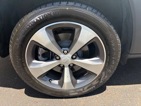 Used 2021 Jeep Cherokee Limited w/ Elite Package FWD image 6