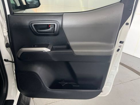 Used 2016 Toyota Tacoma SR5 AWD/4WD image 27