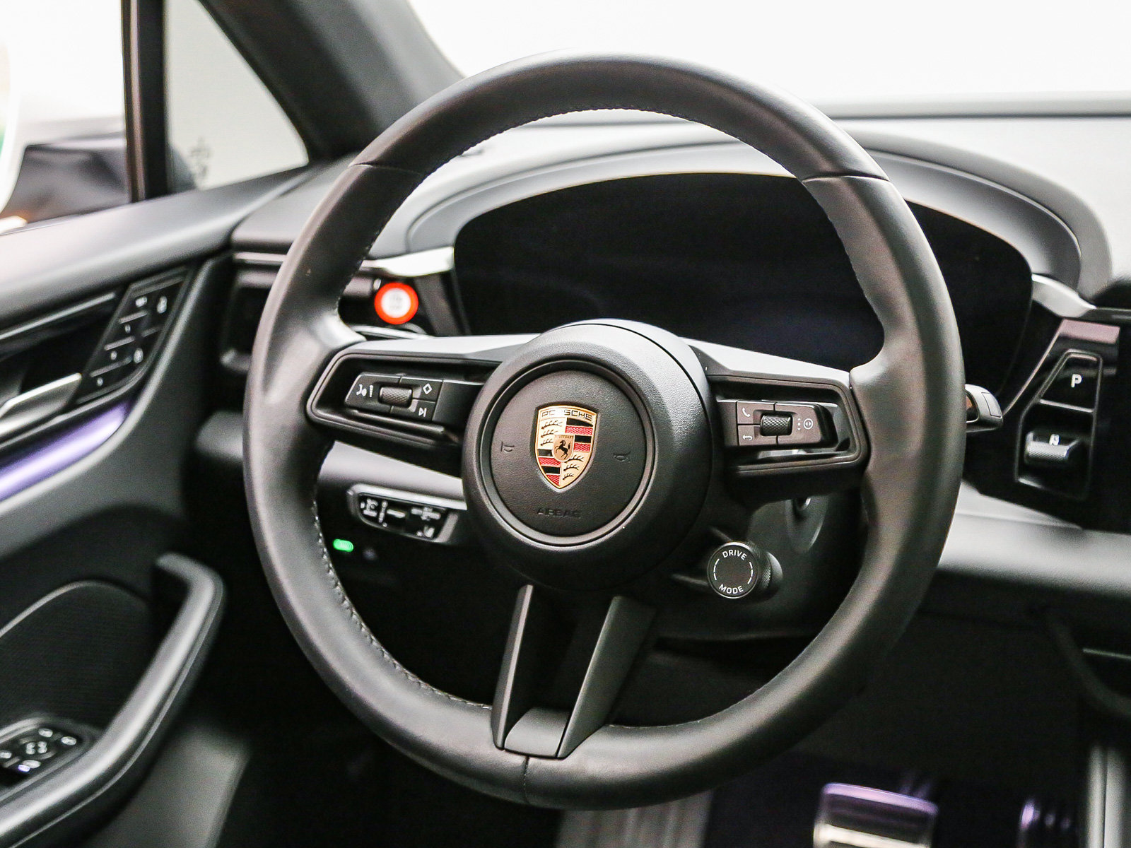 Certified 2025 Porsche Macan 4S Electric AWD/4WD image 19