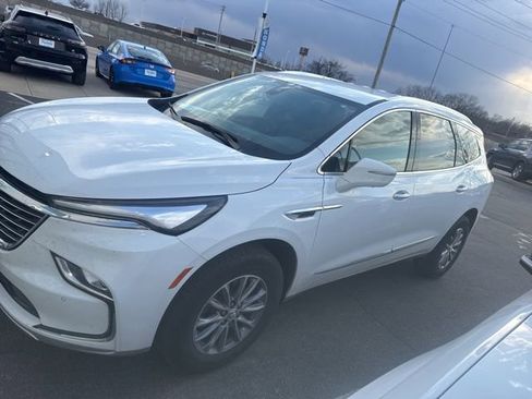 Used 2024 Buick Enclave Essence w/ Technology Package image 3