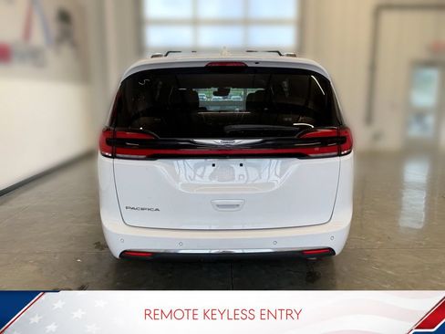 Used 2022 Chrysler Pacifica Touring-L FWD image 4