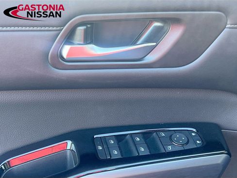 Used 2024 Nissan Pathfinder SL image 23