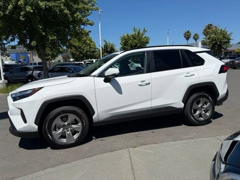 Used 2022 Toyota RAV4 XLE w/ Convenience Package FWD image 4