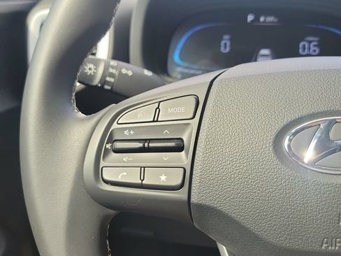 Certified 2025 Hyundai Venue Limited FWD image 23