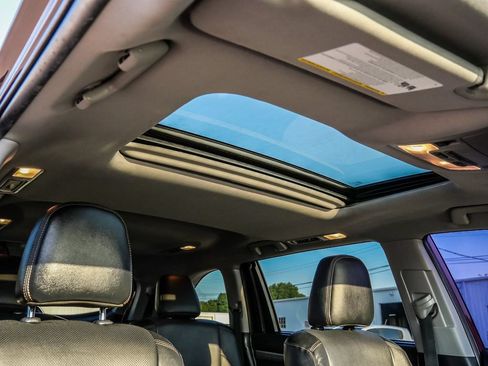 Used 2019 Toyota Highlander Limited w/ Carpet Mat Package (TMS) AWD/4WD image 17
