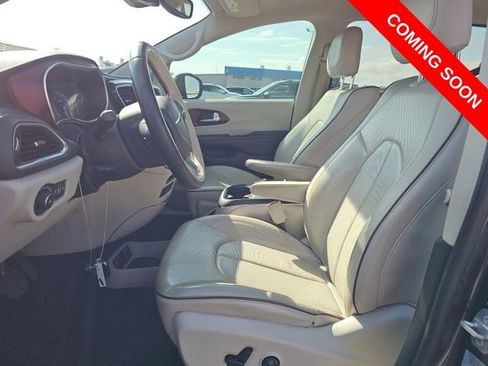 Used 2017 Chrysler Pacifica Limited image 7