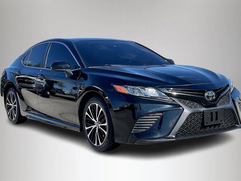 Used 2020 Toyota Camry SE image 1