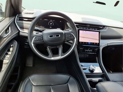 Used 2025 Jeep Grand Cherokee Limited AWD/4WD image 17