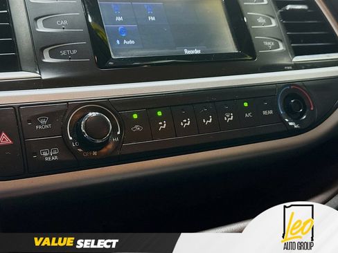 Used 2019 Toyota Highlander LE FWD image 17