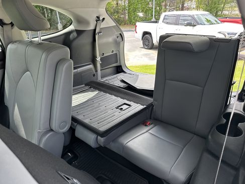 Used 2024 Toyota Highlander Limited image 32