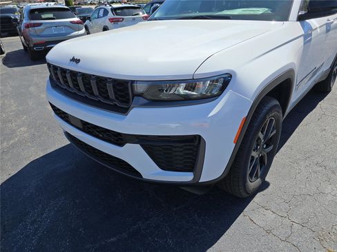 New 2026 Jeep Grand Cherokee Altitude AWD/4WD image 10