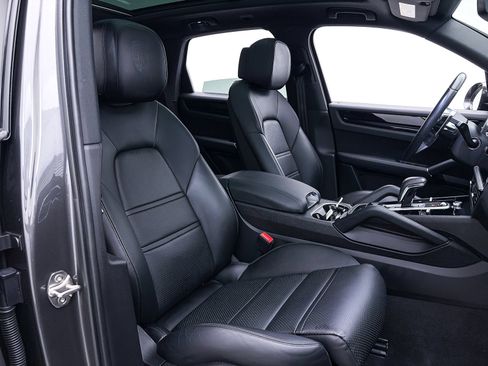 Used 2023 Porsche Cayenne AWD/4WD image 36